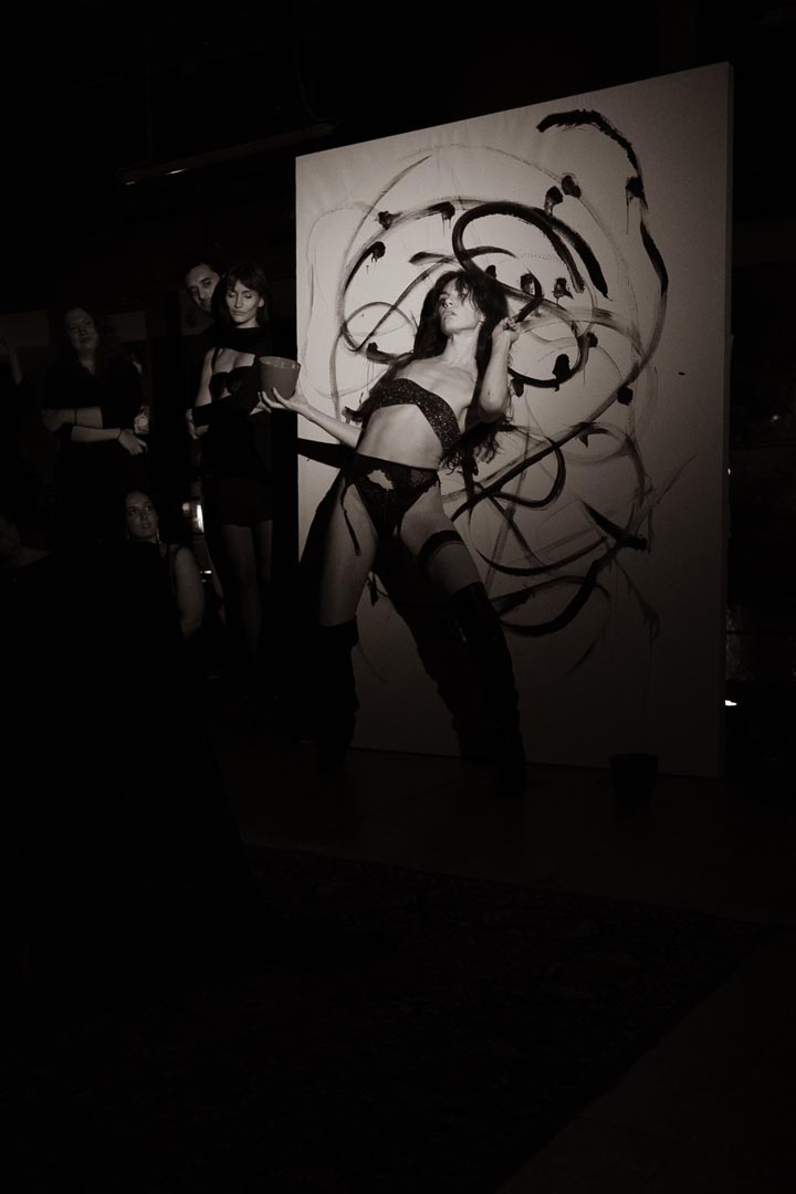 Painting in real time — the body as brush.